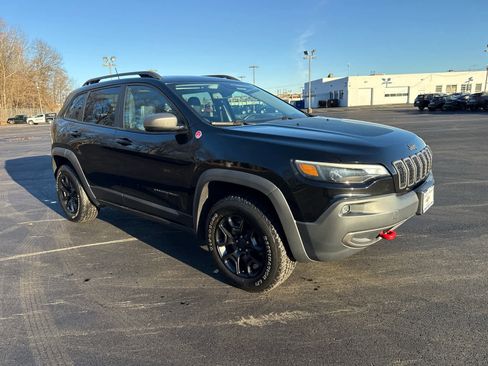 Used 2019 Jeep Cherokee Trailhawk image 2