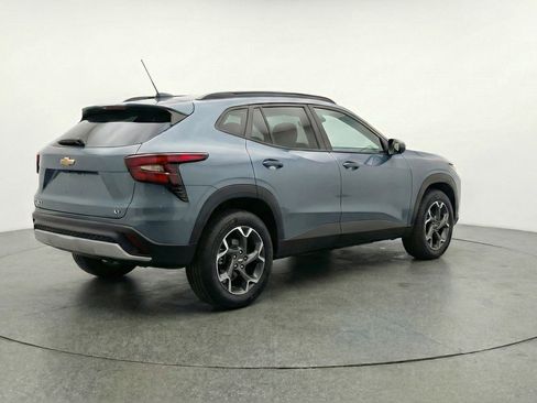 Used 2025 Chevrolet Trax LT w/ LT Convenience Package image 9