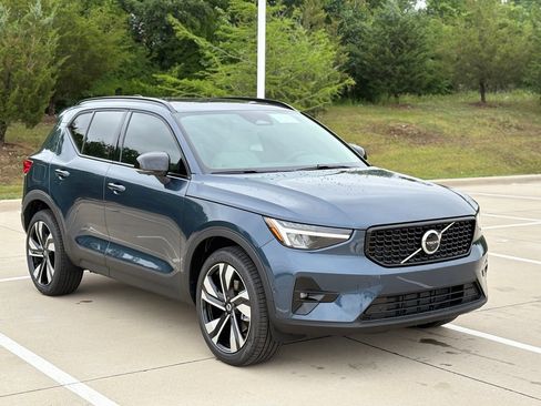 New 2026 Volvo XC40 B5 Plus w/ Protection Package Premier AWD/4WD image 3