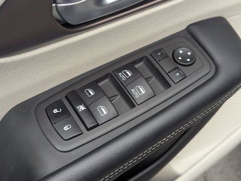 Used 2023 Chrysler Voyager LX image 26