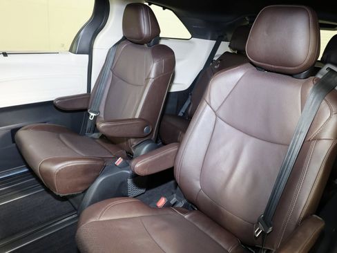 Used 2021 Toyota Sienna Platinum image 11