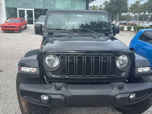 Used 2024 Jeep Gladiator Sport AWD/4WD image 3