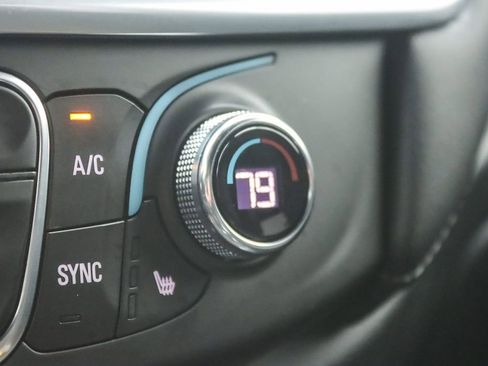 Used 2022 Chevrolet Traverse LT image 33