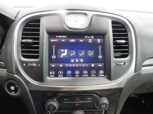 Used 2018 Chrysler 300 Limited image 17