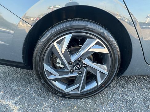 Used 2025 Hyundai Elantra Limited image 10