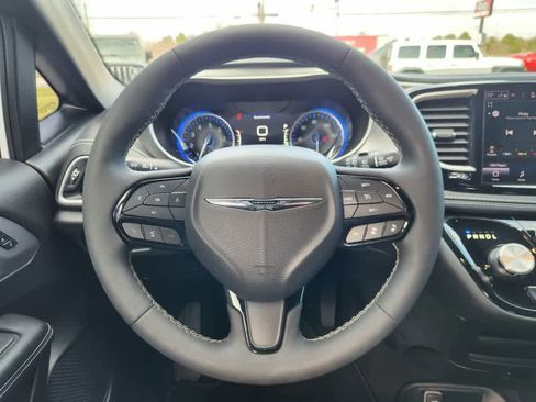 Used 2023 Chrysler Pacifica Touring-L w/ S Appearance Package image 19