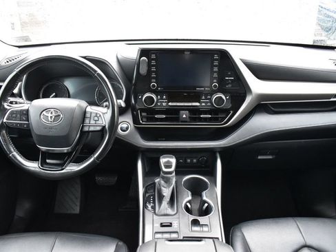 Used 2020 Toyota Highlander XLE AWD/4WD image 34
