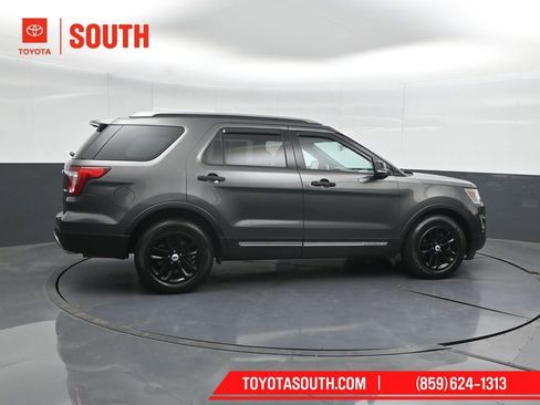 Used 2017 Ford Explorer XLT w/ Equipment Group 202A FWD image 3