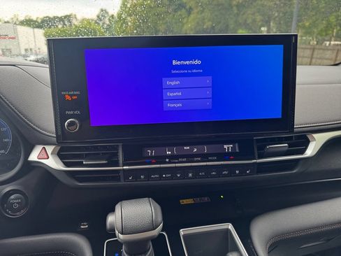 Used 2025 Toyota Sienna Limited AWD/4WD image 22