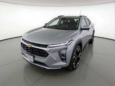 Used 2025 Chevrolet Trax LT FWD image 3