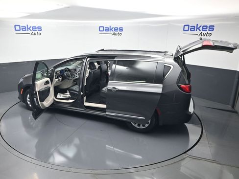 Used 2019 Chrysler Pacifica Touring-L FWD image 59