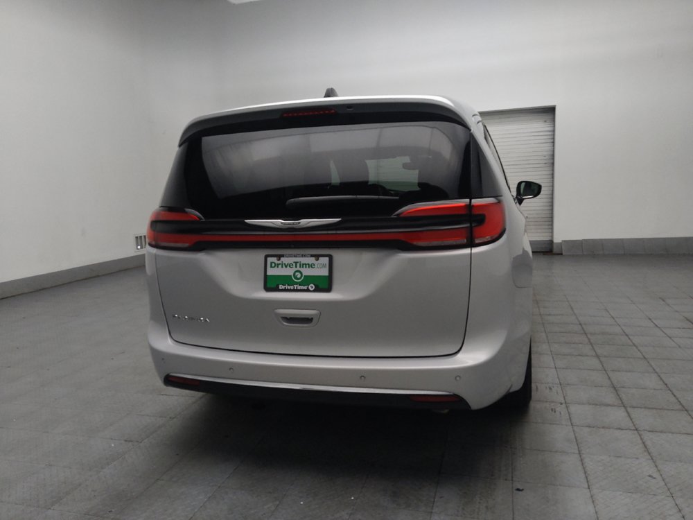 Used 2024 Chrysler Pacifica Touring-L FWD image 7