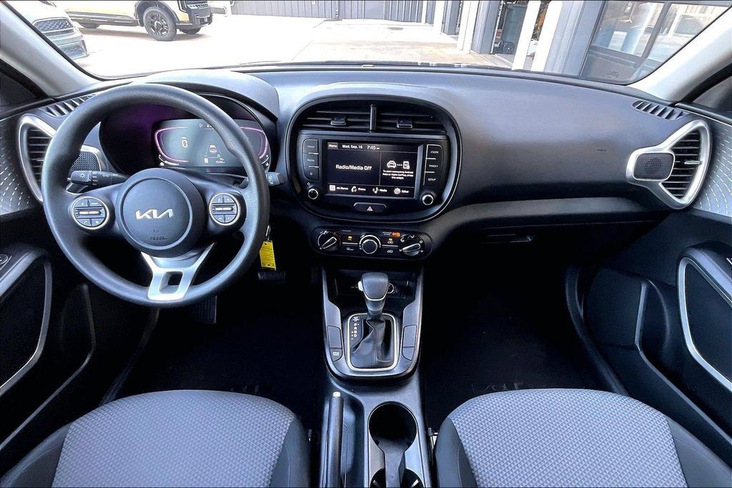 Used 2025 Kia Soul LX w/ LX Technology Package FWD image 14