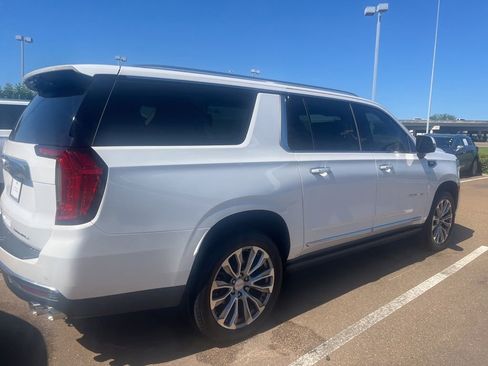 Used 2022 GMC Yukon XL Denali w/ Denali Ultimate Package AWD/4WD image 4