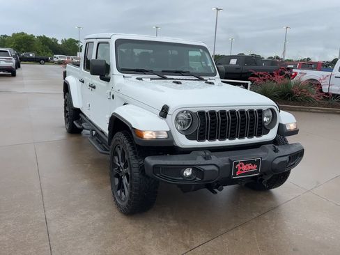 Used 2025 Jeep Gladiator Sport AWD/4WD image 2