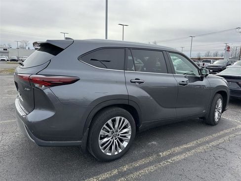 Used 2025 Toyota Highlander Platinum image 3