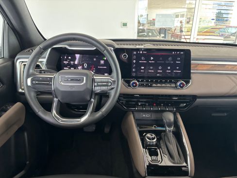 Used 2025 GMC Canyon Denali AWD/4WD image 3