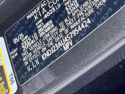 Used 2025 Kia Soul LX w/ LX Technology Package FWD image 31