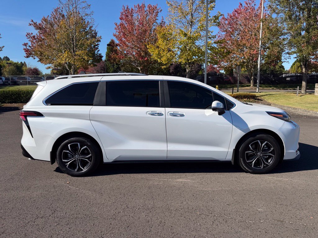 Used 2025 Toyota Sienna Platinum AWD/4WD image 9
