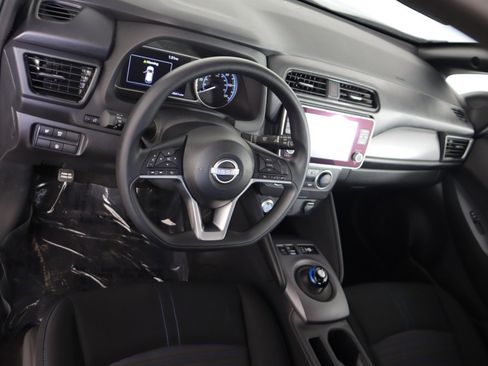 Used 2025 Nissan Leaf S image 17
