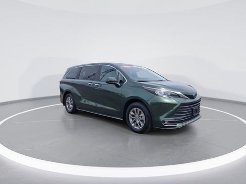 Certified 2025 Toyota Sienna XLE FWD image 3