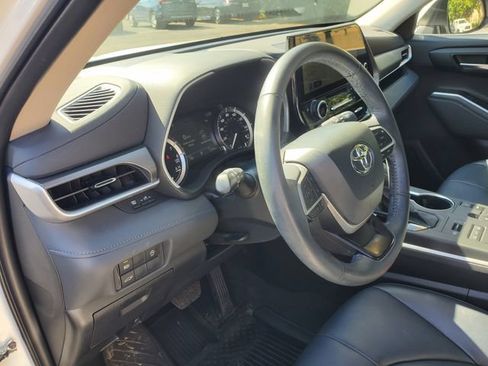Used 2023 Toyota Highlander XLE AWD/4WD image 20