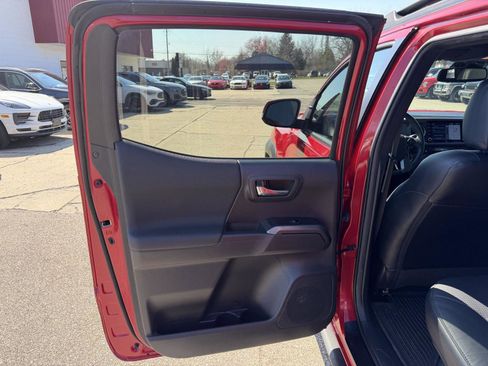 Used 2022 Toyota Tacoma TRD Off-Road w/ TRD Premium Off Road Package image 18
