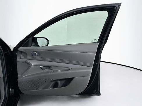Used 2025 Hyundai Elantra SEL FWD image 32
