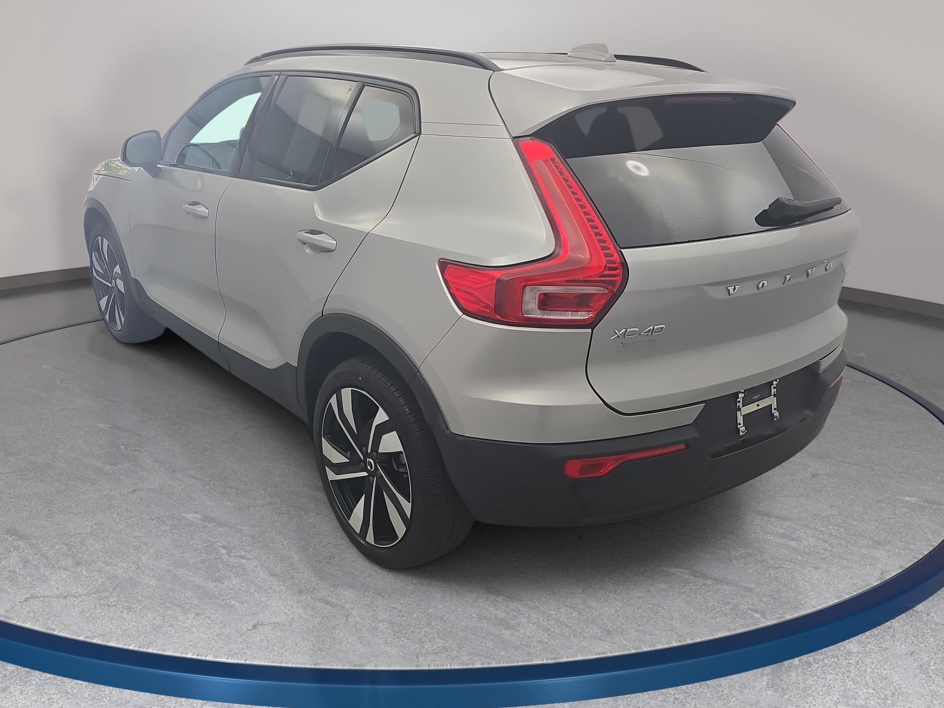 Used 2025 Volvo XC40 B5 Plus AWD/4WD image 7