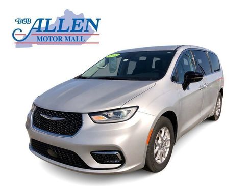 Used 2024 Chrysler Pacifica Touring-L image 1
