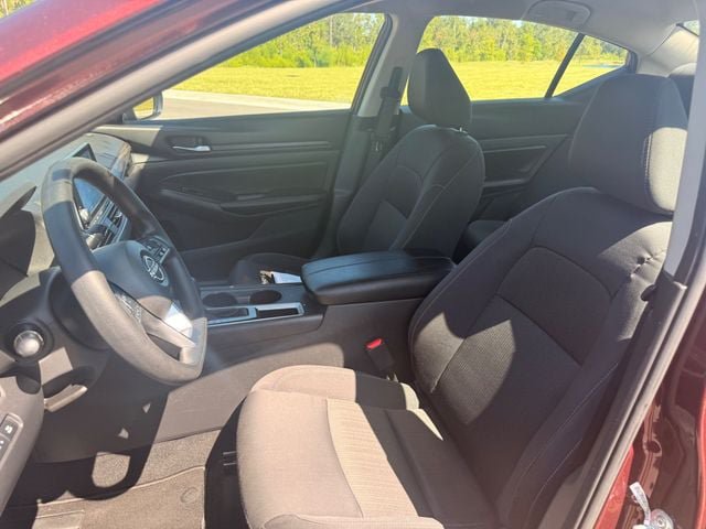 Used 2025 Nissan Altima 2.5 SV FWD image 10