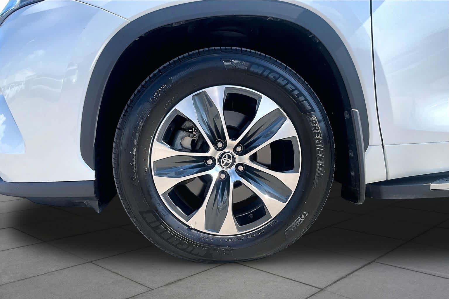 Used 2025 Toyota Highlander XLE FWD image 11