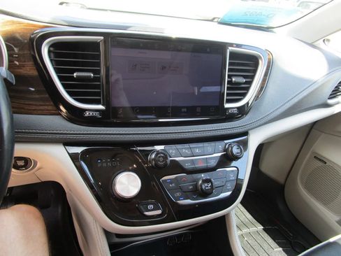 Used 2022 Chrysler Pacifica Limited FWD image 17