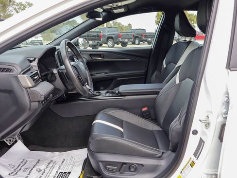 Used 2025 Toyota Camry SE image 8