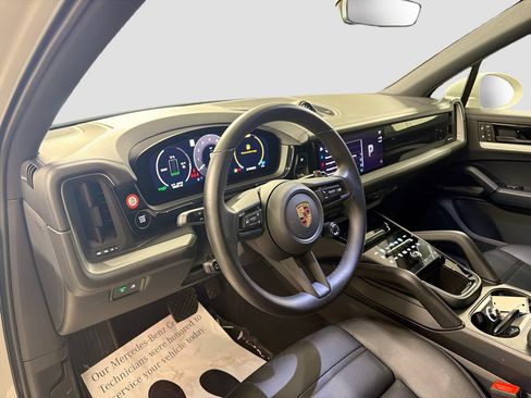 Certified 2025 Porsche Cayenne E-Hybrid AWD/4WD image 4