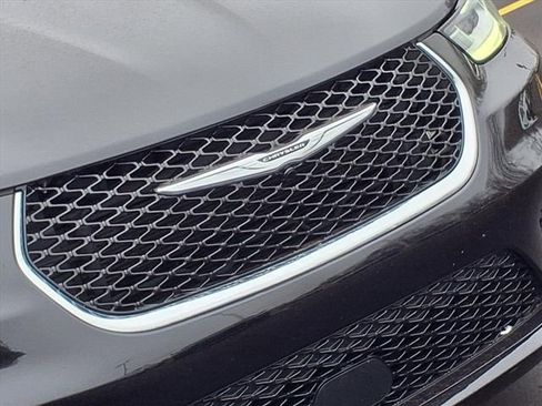 Used 2024 Chrysler Pacifica Touring-L image 27