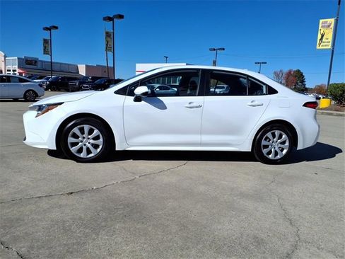 Used 2022 Toyota Corolla LE image 2
