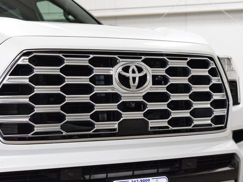 Used 2025 Toyota Sequoia Capstone AWD/4WD image 11