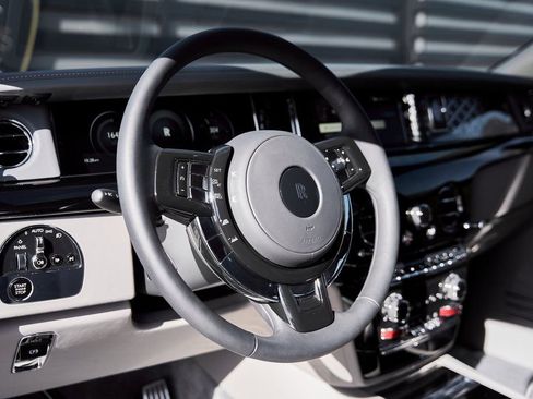 Used 2025 Rolls-Royce Phantom Sedan RWD image 43