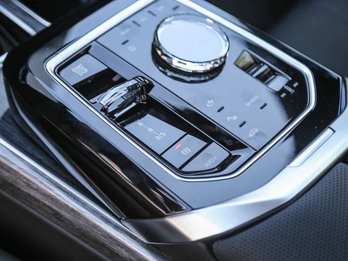 Used 2025 BMW 750e xDrive w/ Premium Package image 15