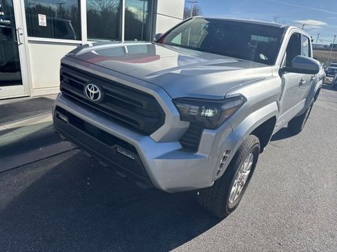 Used 2025 Toyota Tacoma SR5 image 3