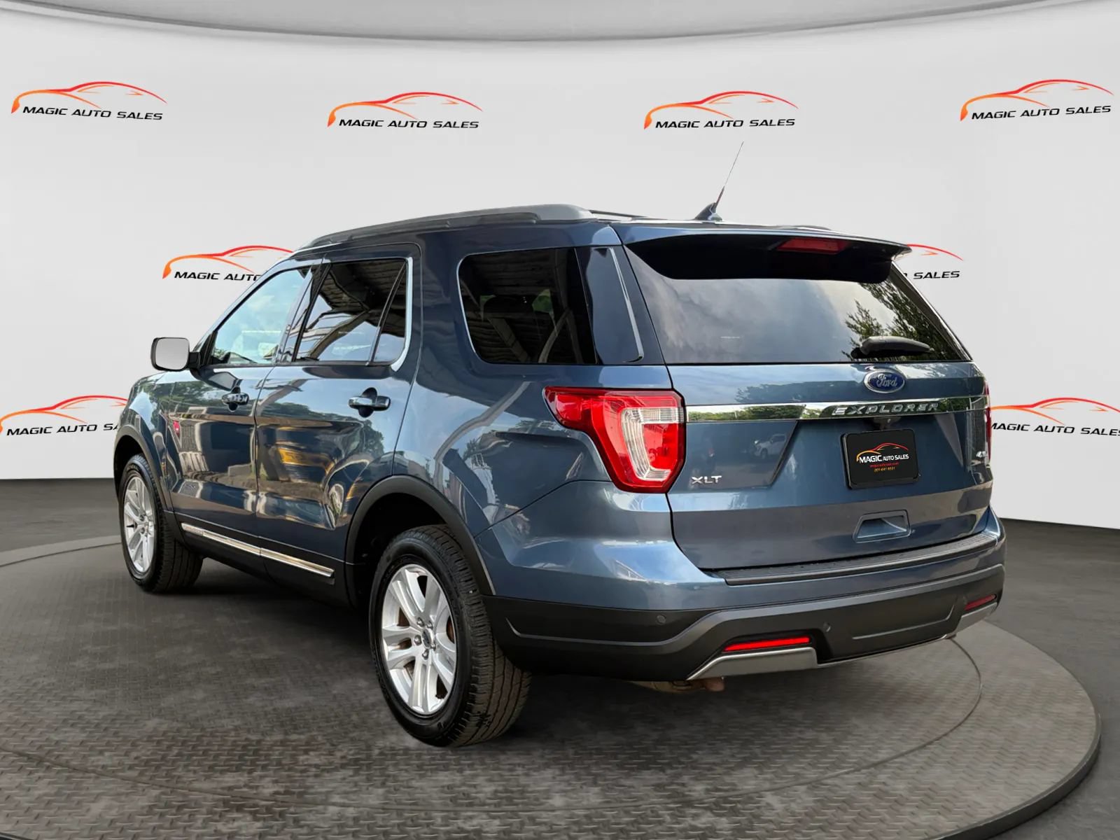Used 2019 Ford Explorer XLT w/ Equipment Group 202A AWD/4WD image 8