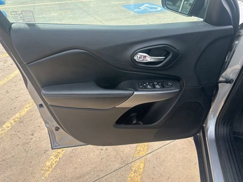 Used 2021 Jeep Cherokee Latitude AWD/4WD image 2