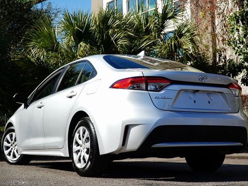 Used 2021 Toyota Corolla LE image 4