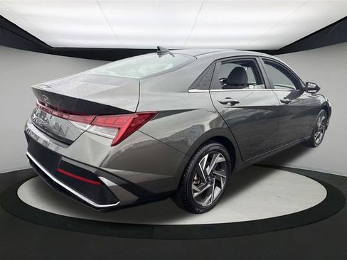 Certified 2024 Hyundai Elantra SEL w/ Convenience Package image 9