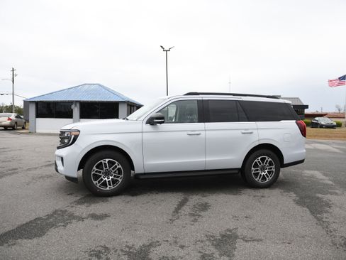 New 2026 Ford Expedition Active image 11