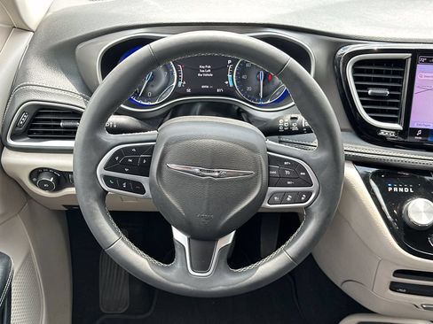 Used 2022 Chrysler Pacifica Touring-L w/ Uconnect Theater Family Group FWD image 13