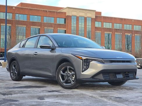 New 2025 Kia K4 LXS image 1