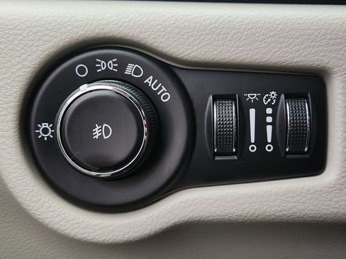 Used 2019 Chrysler Pacifica Touring-L FWD image 19