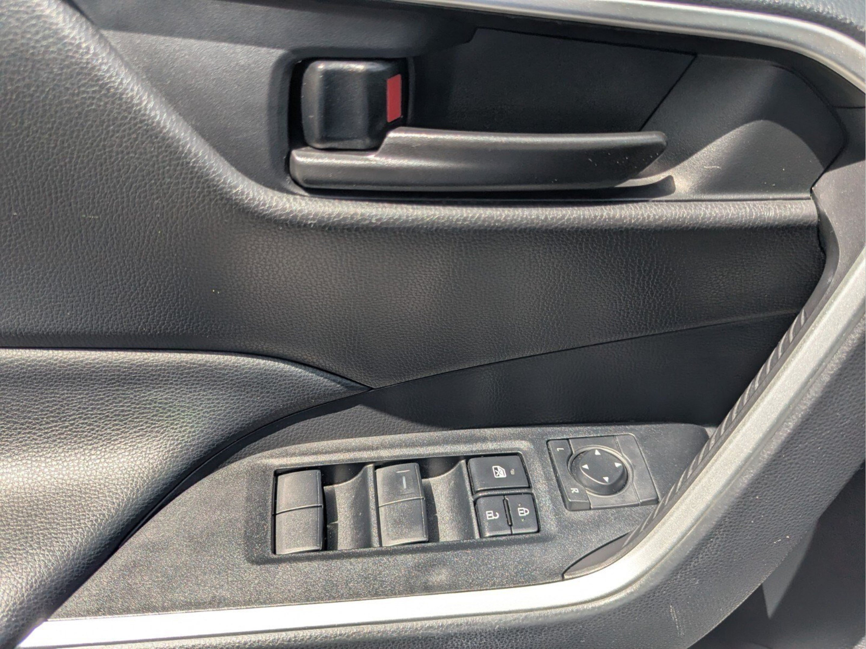 Used 2023 Toyota RAV4 LE FWD image 13